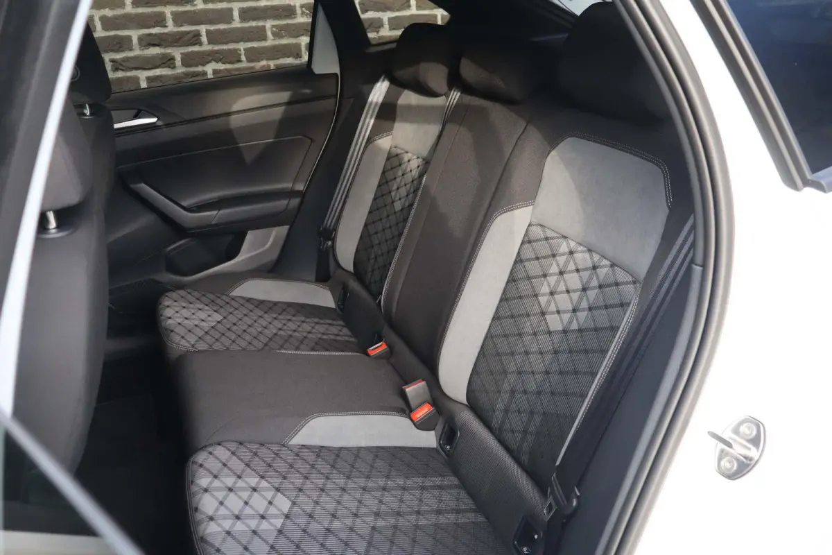 1.0 TSI 115pk DSG R-Line | Stoelverwarming | Blackstyle Pakket | Volautomatische Airconditioning