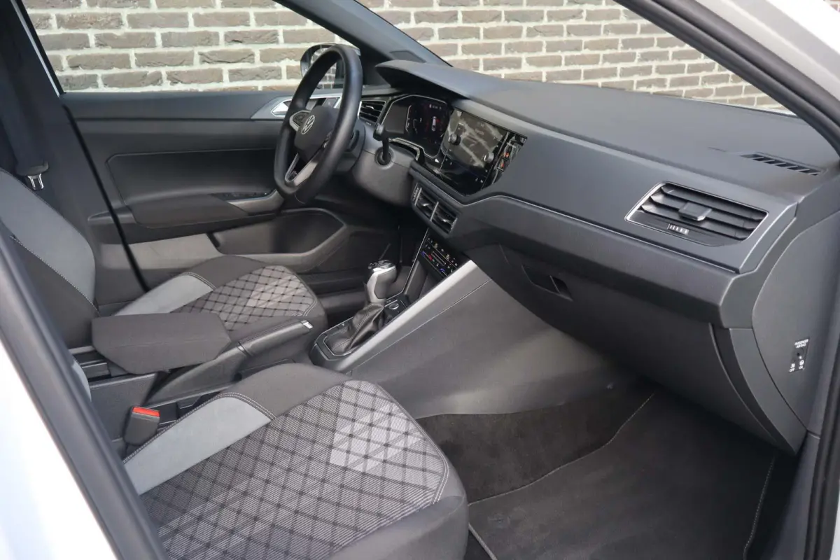 1.0 TSI 115pk DSG R-Line | Stoelverwarming | Blackstyle Pakket | Volautomatische Airconditioning