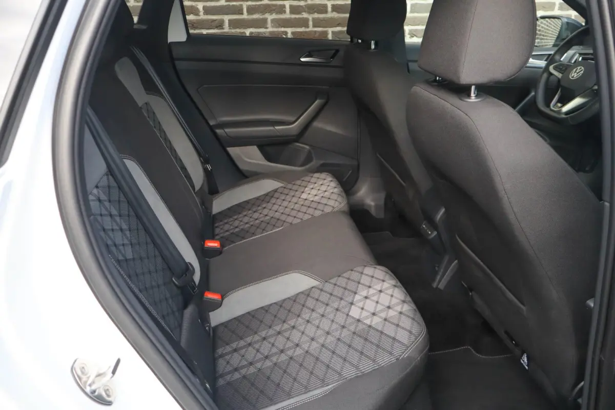 1.0 TSI 115pk DSG R-Line | Stoelverwarming | Blackstyle Pakket | Volautomatische Airconditioning