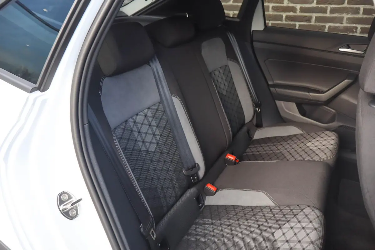 1.0 TSI 115pk DSG R-Line | Stoelverwarming | Blackstyle Pakket | Volautomatische Airconditioning