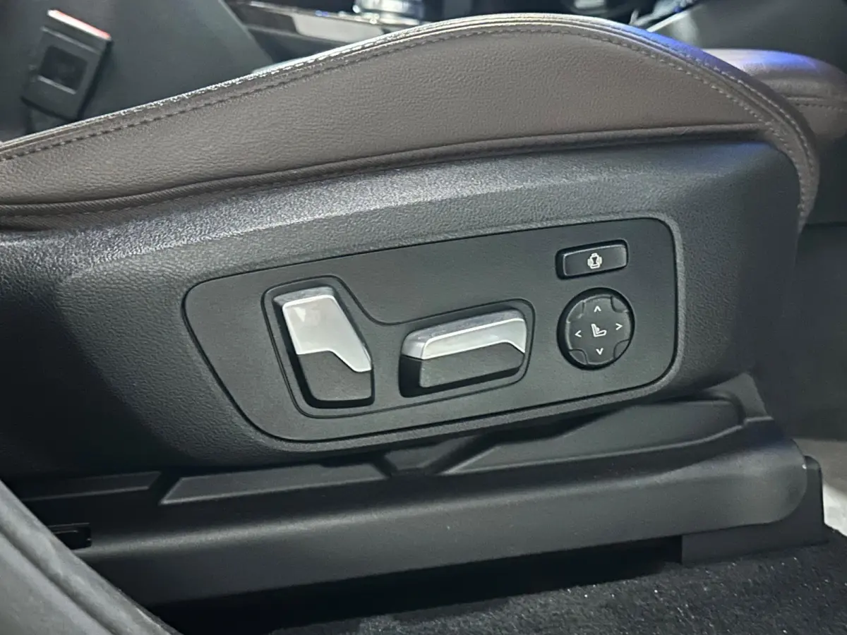 XDrive30e High Executive | M-SPORT | PANO | LEDER | CAMERA | LED