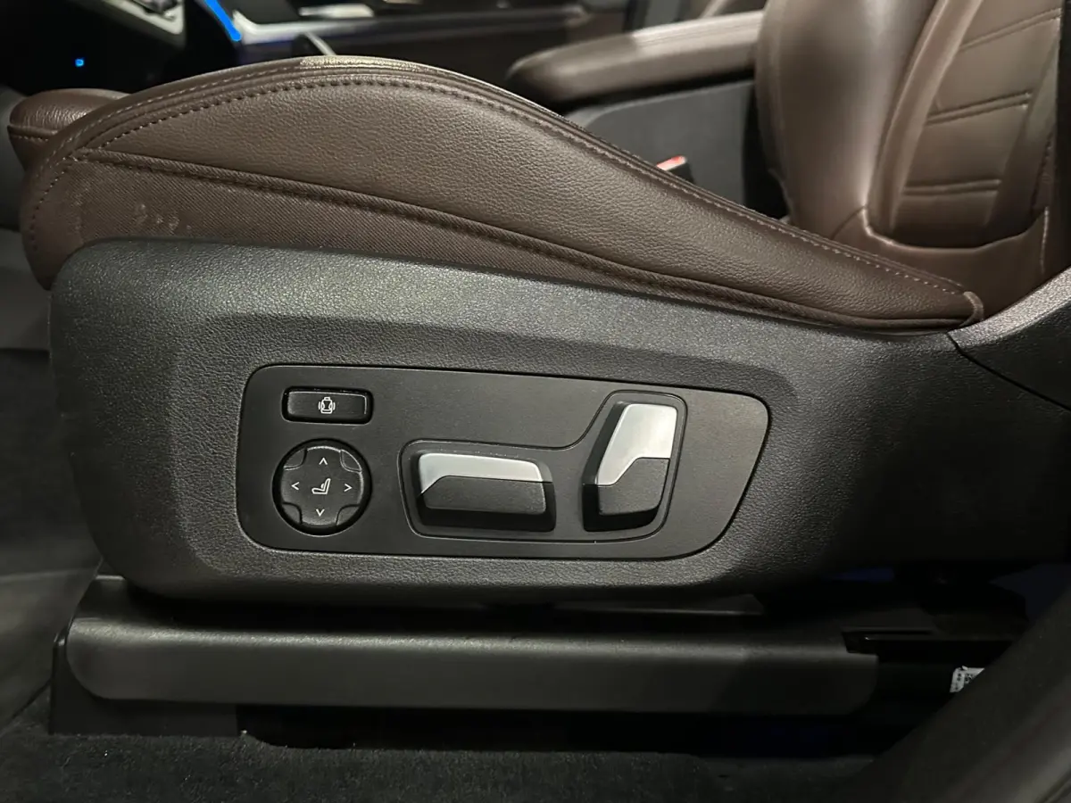 XDrive30e High Executive | M-SPORT | PANO | LEDER | CAMERA | LED