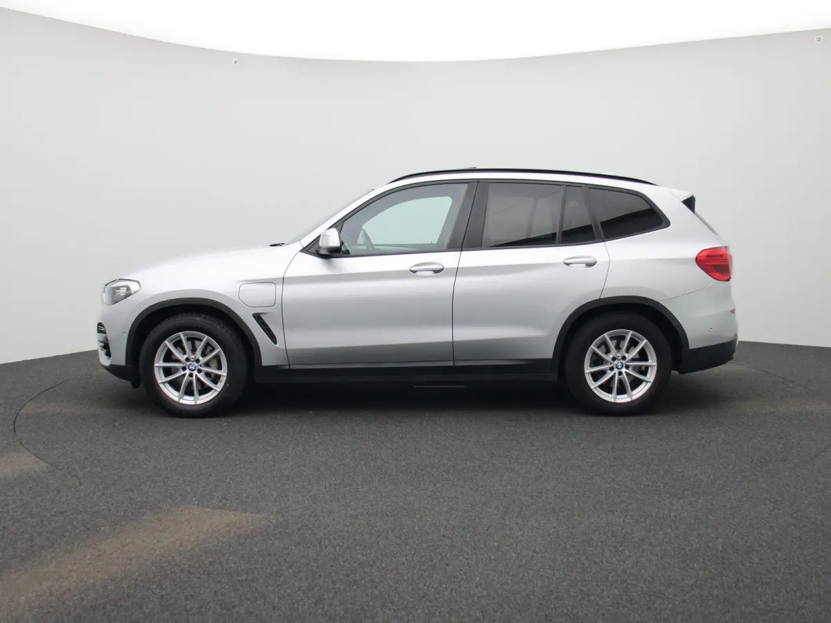 xDrive30e | PANORAMADAK | STOEL-STUURWIELVERWARMING | APPLE CARPLAY-ANDRIOD AUTO | CAMERA | DIGITAAL COCKPIT | NAVIGATIE