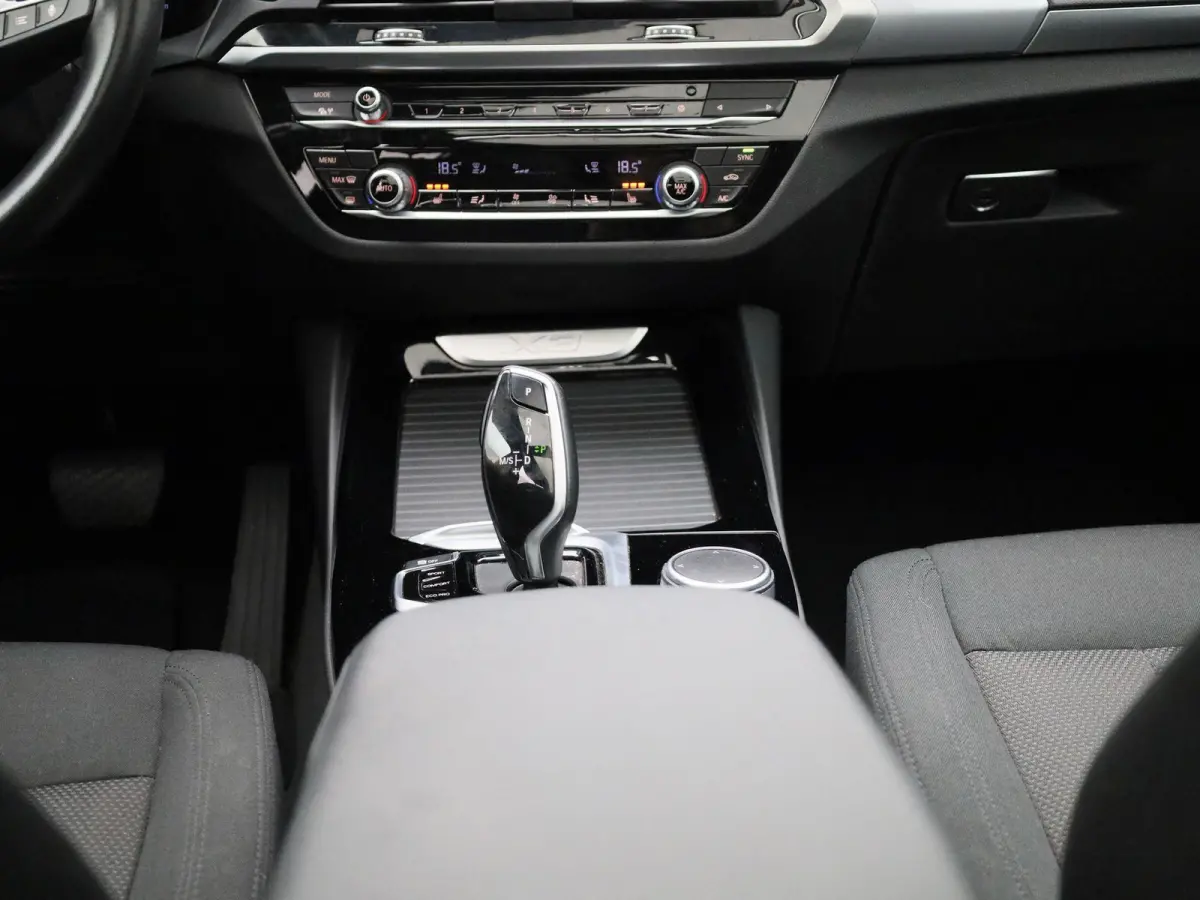 xDrive30e | PANORAMADAK | STOEL-STUURWIELVERWARMING | APPLE CARPLAY-ANDRIOD AUTO | CAMERA | DIGITAAL COCKPIT | NAVIGATIE