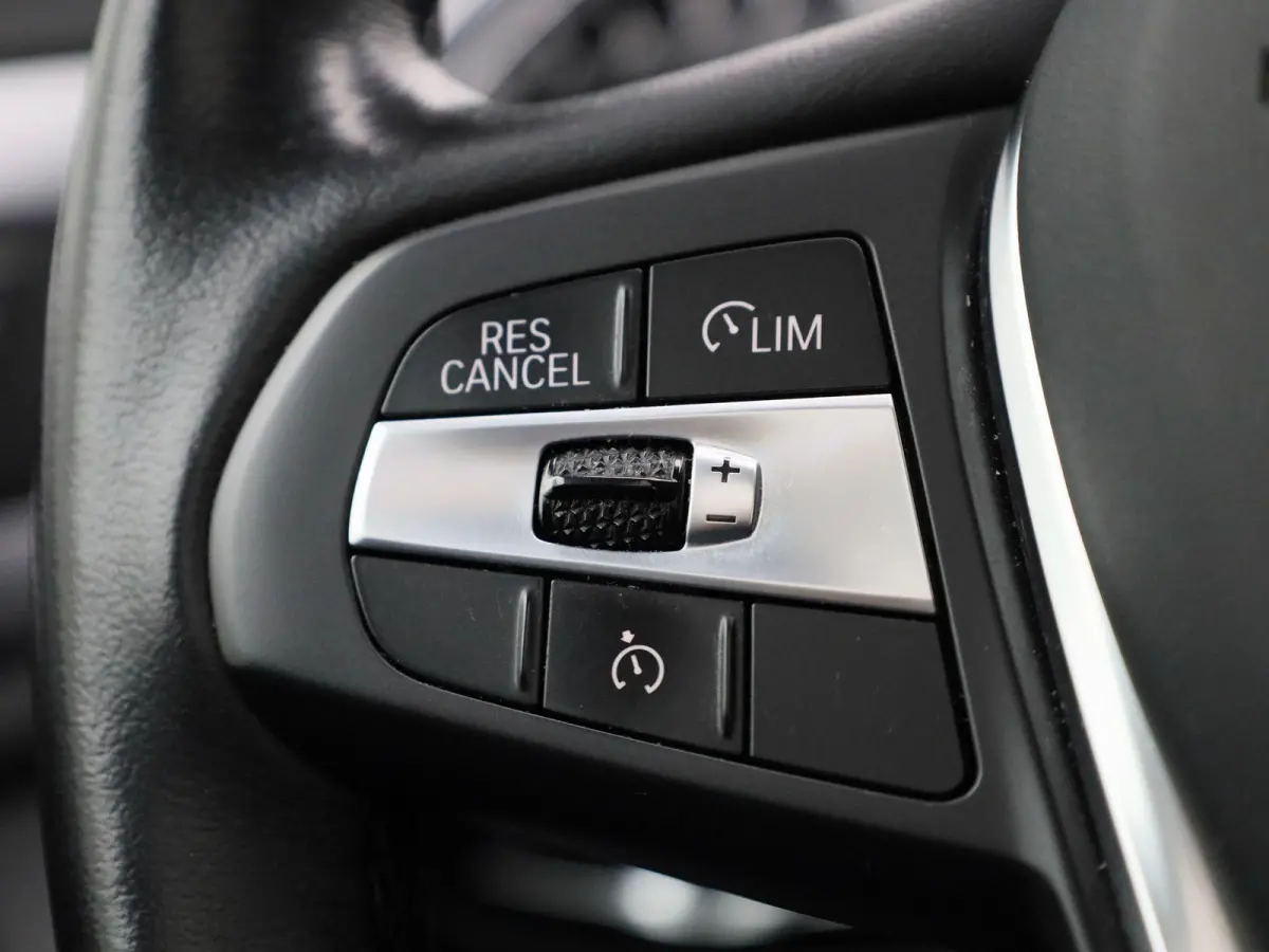 xDrive30e | PANORAMADAK | STOEL-STUURWIELVERWARMING | APPLE CARPLAY-ANDRIOD AUTO | CAMERA | DIGITAAL COCKPIT | NAVIGATIE