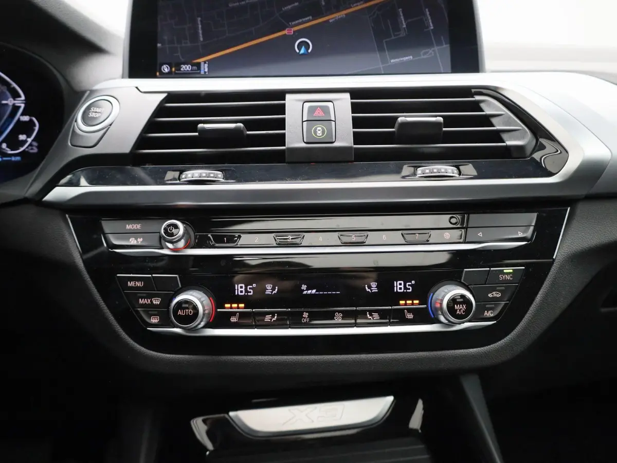 xDrive30e | PANORAMADAK | STOEL-STUURWIELVERWARMING | APPLE CARPLAY-ANDRIOD AUTO | CAMERA | DIGITAAL COCKPIT | NAVIGATIE