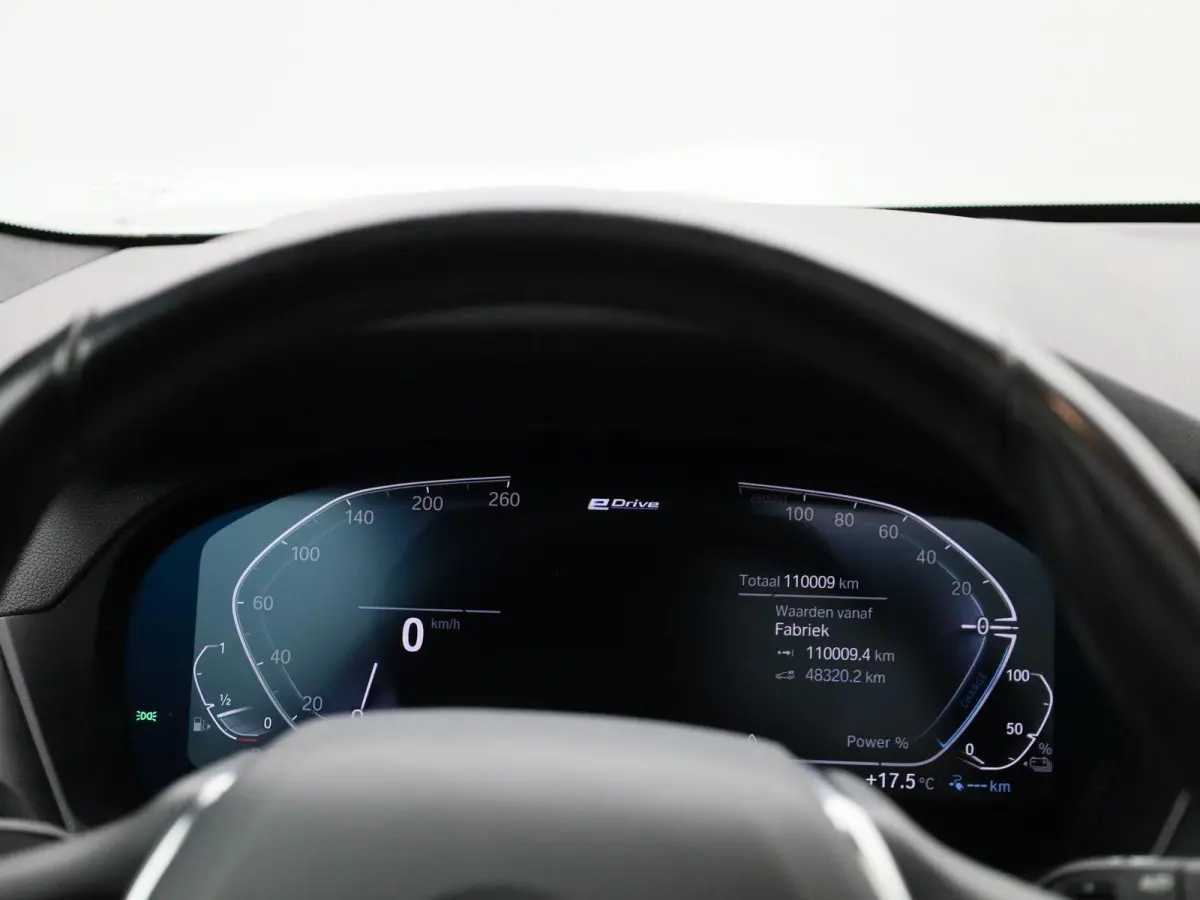 xDrive30e | PANORAMADAK | STOEL-STUURWIELVERWARMING | APPLE CARPLAY-ANDRIOD AUTO | CAMERA | DIGITAAL COCKPIT | NAVIGATIE