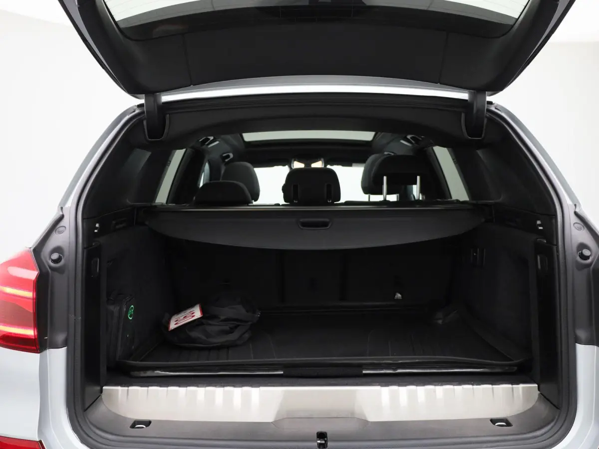xDrive30e | PANORAMADAK | STOEL-STUURWIELVERWARMING | APPLE CARPLAY-ANDRIOD AUTO | CAMERA | DIGITAAL COCKPIT | NAVIGATIE