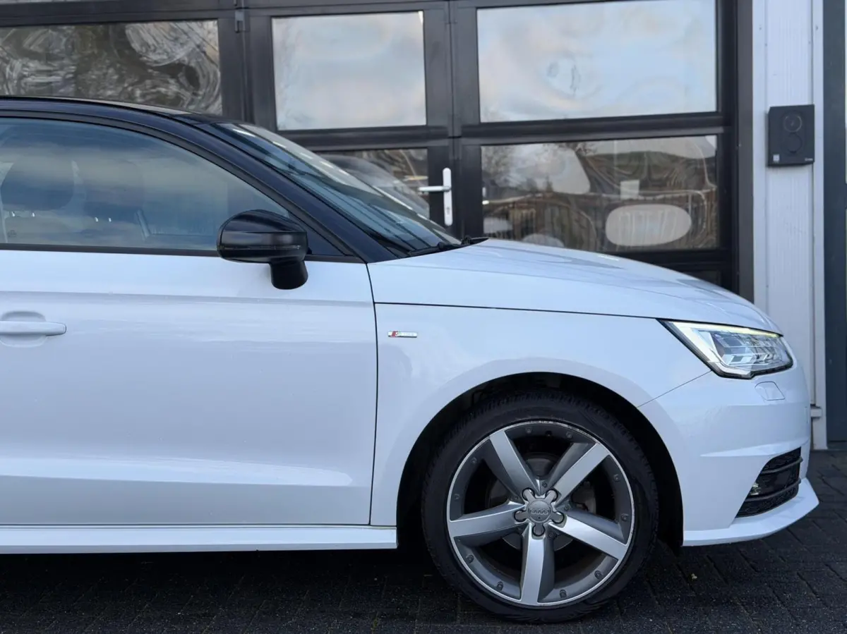 1.0 TFSI S-Line / LED / Clima / Navi / 17”