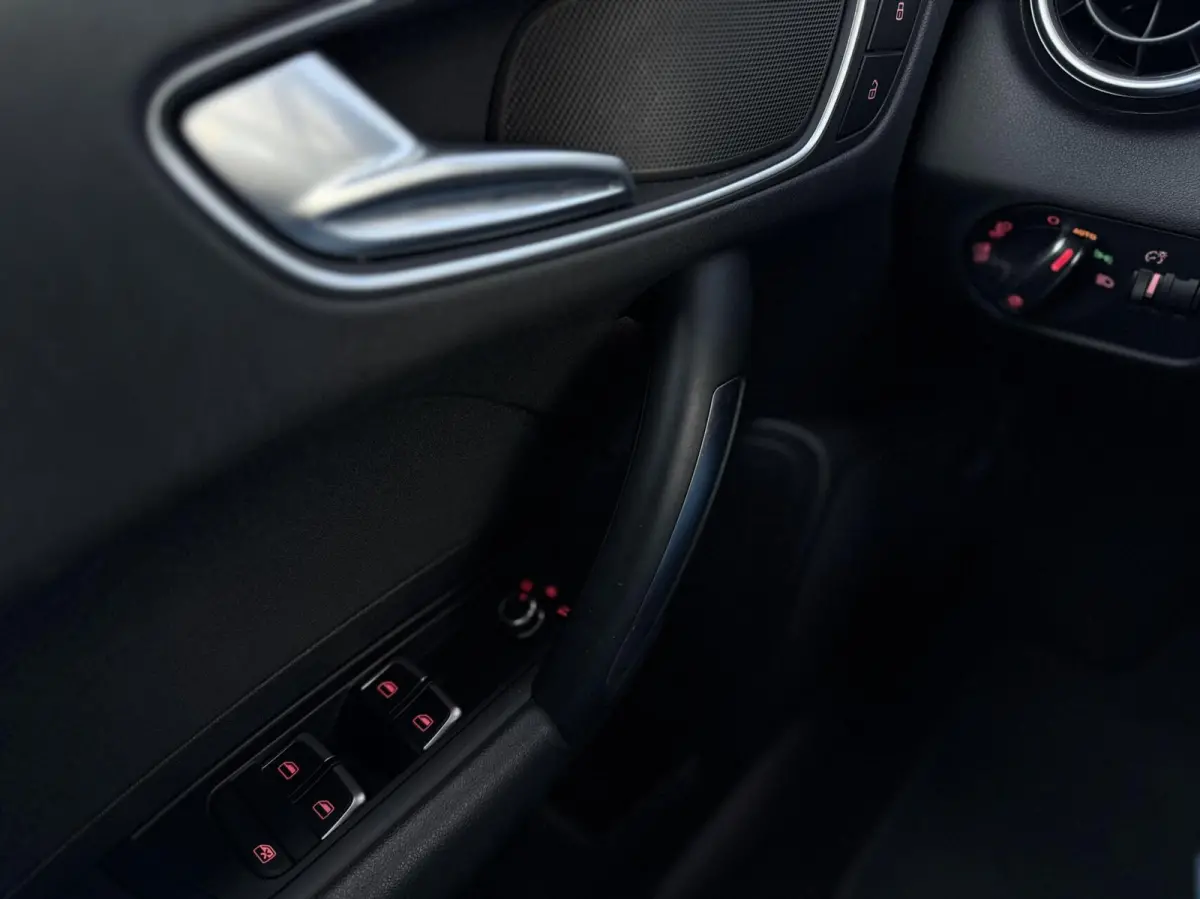 1.0 TFSI S-Line / LED / Clima / Navi / 17”