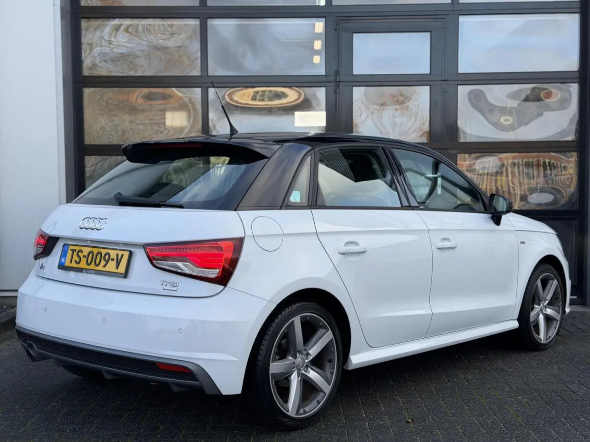 1.0 TFSI S-Line / LED / Clima / Navi / 17”