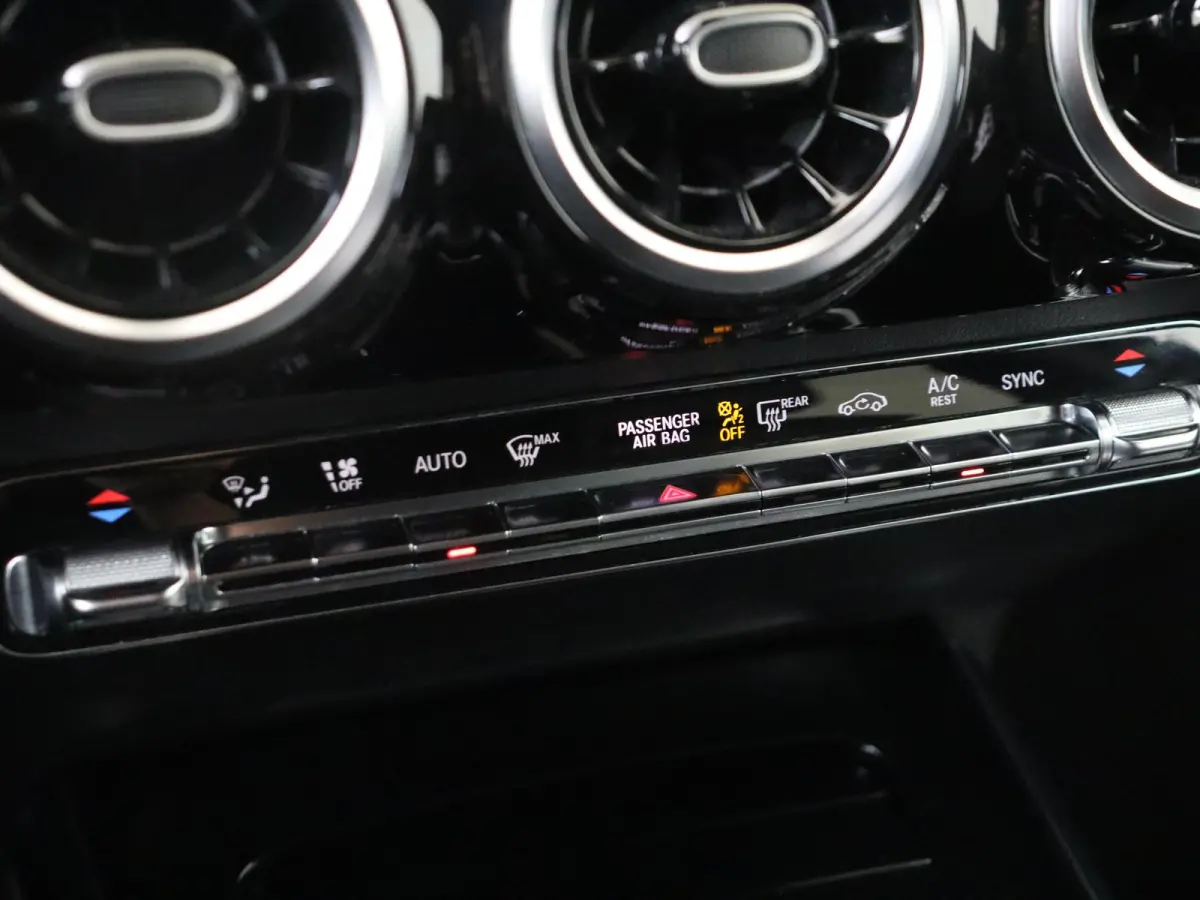 180 Business Solution AMG /Nightpakket /18Inch /Achteruitrijcamera /CarPlay
