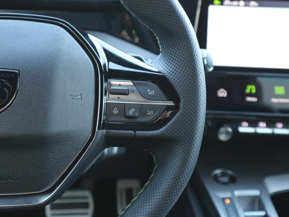 1.2 Hybrid 145 e-DCS6 GT / 360 Camera / Alcantara / LED