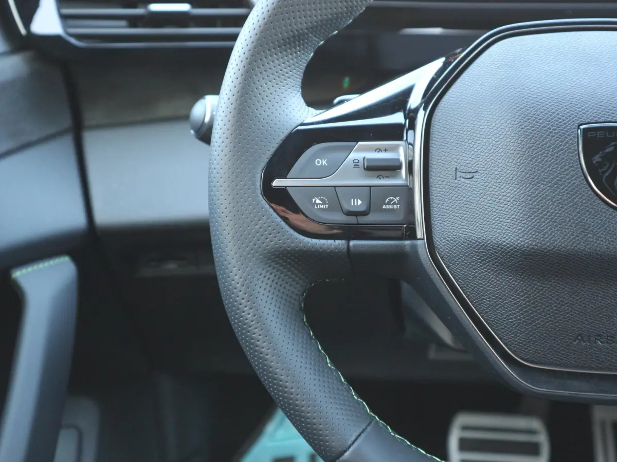 1.2 Hybrid 145 e-DCS6 GT / 360 Camera / Alcantara / LED