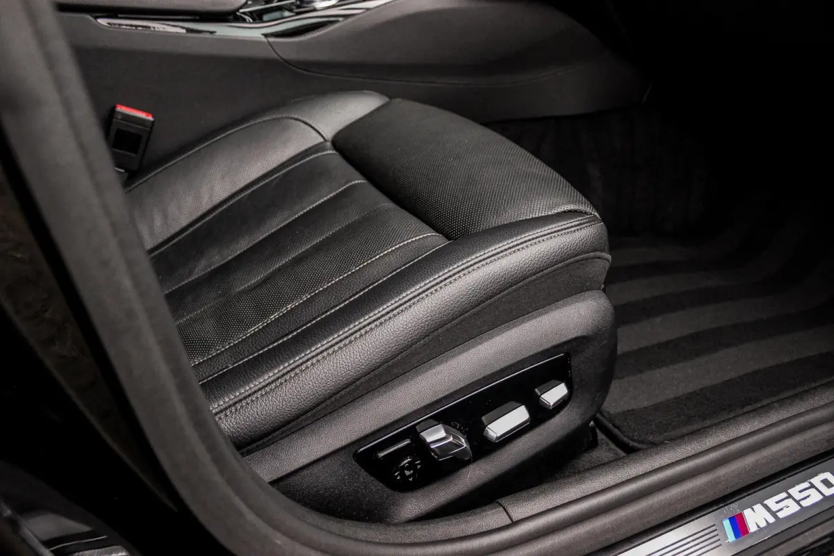 M550d xDrive High Executive | 2e eigenaar | Driving Assistant Plus | Innovation pakket | Stoelverwarming & -ventilatie | Stuurverwarming | Harman-kardon | 360 camera