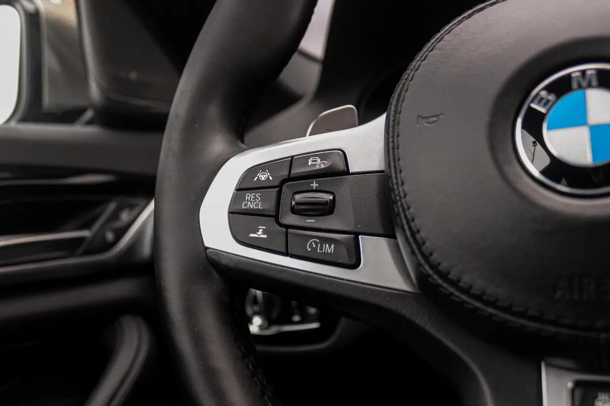 M550d xDrive High Executive | 2e eigenaar | Driving Assistant Plus | Innovation pakket | Stoelverwarming & -ventilatie | Stuurverwarming | Harman-kardon | 360 camera