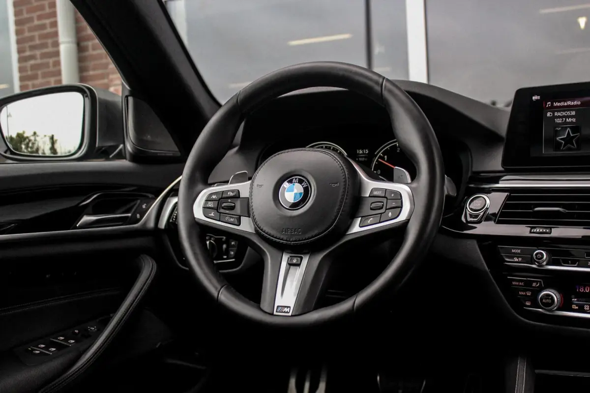 M550d xDrive High Executive | 2e eigenaar | Driving Assistant Plus | Innovation pakket | Stoelverwarming & -ventilatie | Stuurverwarming | Harman-kardon | 360 camera