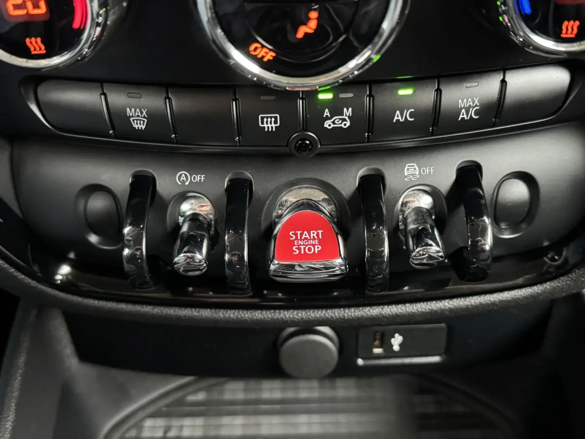 Mini 1.5 Cooper Sportstoelen half leder Navigatie Cruise Clima Trekhaak