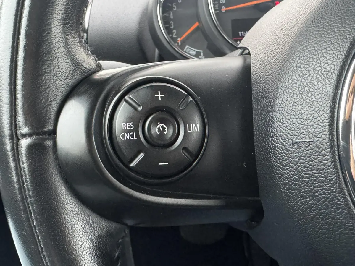 Mini 1.5 Cooper Sportstoelen half leder Navigatie Cruise Clima Trekhaak