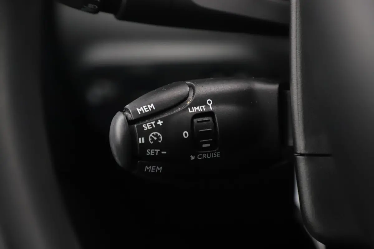 1.2 Feel Carplay Android Navigatie Climate Cruise Control Rijstrooksensor Parkeersensor All-season banden!