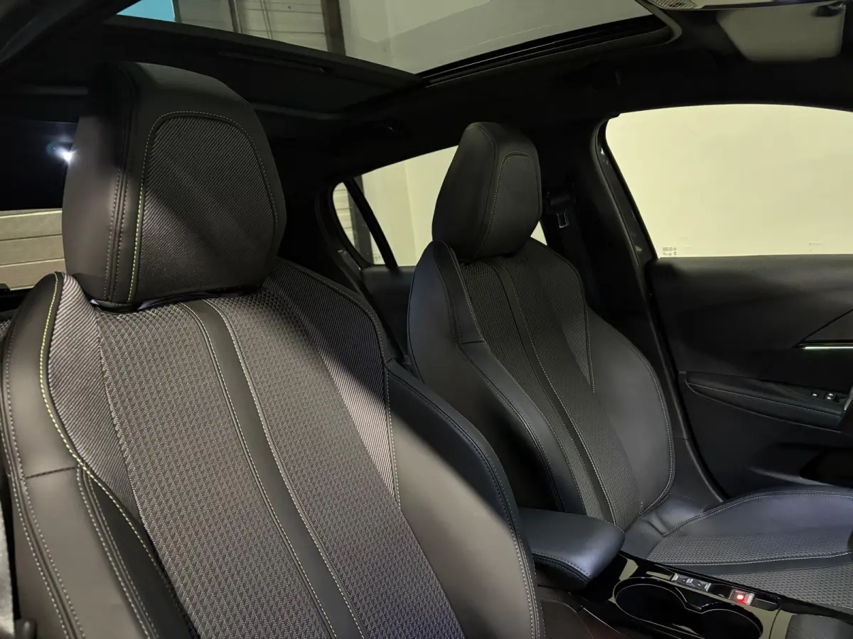 1.2 PureTech 100 GT PANO KEYLESS VOL'
