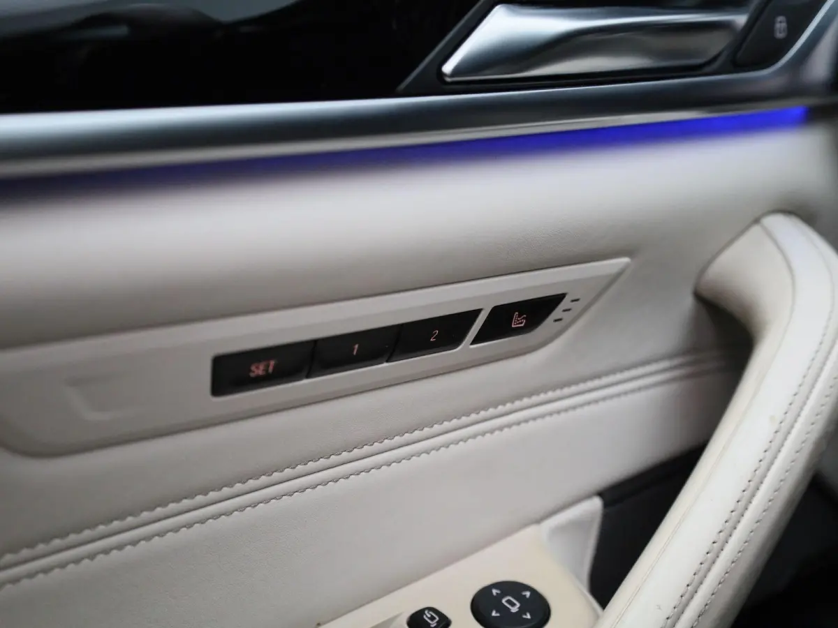 540i xDrive High Executive | Automaat | Panoramadak | Harman Kardon | Lederen Bekleding | Stoelverwarming + Stoelventilatie | head-up display | 360. Camera | Sfeerverlichting |