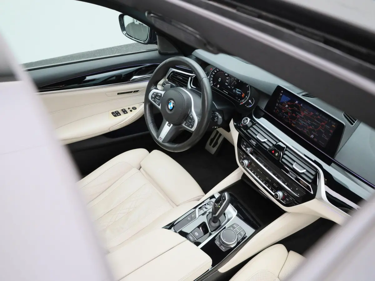 540i xDrive High Executive | Automaat | Panoramadak | Harman Kardon | Lederen Bekleding | Stoelverwarming + Stoelventilatie | head-up display | 360. Camera | Sfeerverlichting |