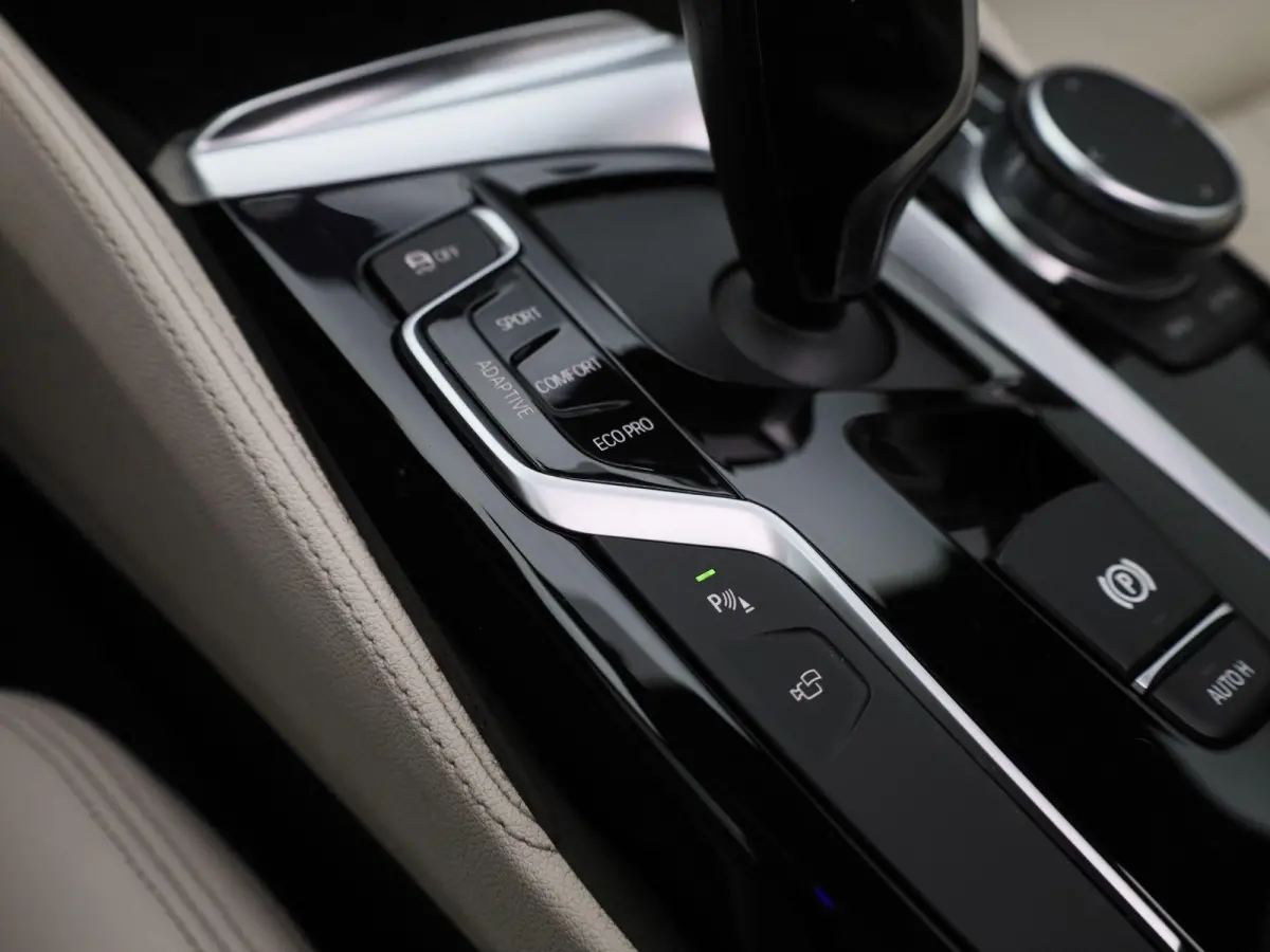 540i xDrive High Executive | Automaat | Panoramadak | Harman Kardon | Lederen Bekleding | Stoelverwarming + Stoelventilatie | head-up display | 360. Camera | Sfeerverlichting |