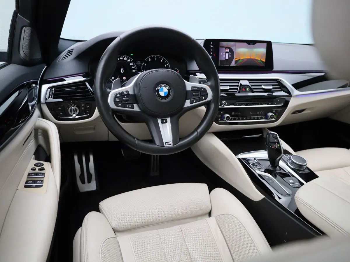 540i xDrive High Executive | Automaat | Panoramadak | Harman Kardon | Lederen Bekleding | Stoelverwarming + Stoelventilatie | head-up display | 360. Camera | Sfeerverlichting |