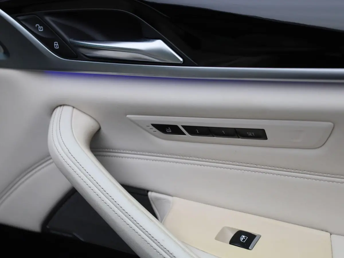 540i xDrive High Executive | Automaat | Panoramadak | Harman Kardon | Lederen Bekleding | Stoelverwarming + Stoelventilatie | head-up display | 360. Camera | Sfeerverlichting |
