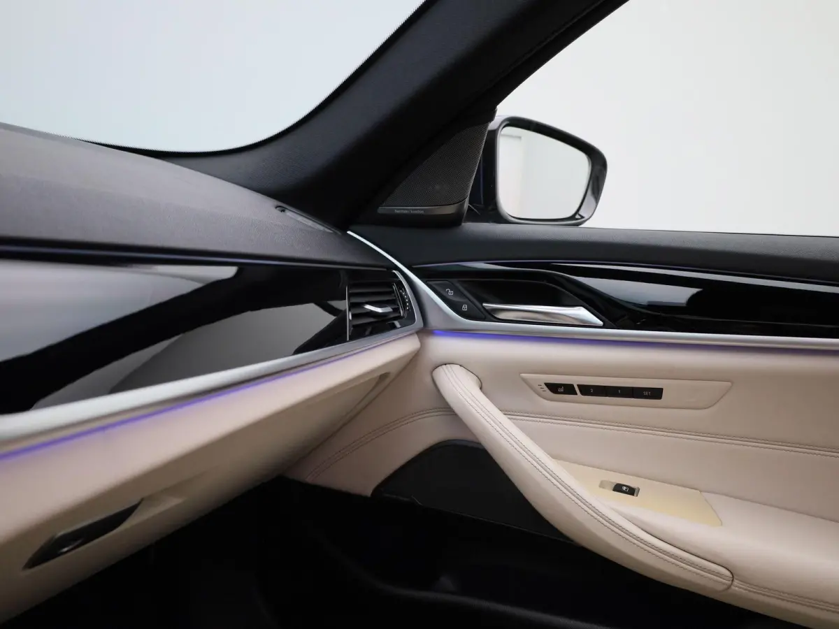540i xDrive High Executive | Automaat | Panoramadak | Harman Kardon | Lederen Bekleding | Stoelverwarming + Stoelventilatie | head-up display | 360. Camera | Sfeerverlichting |