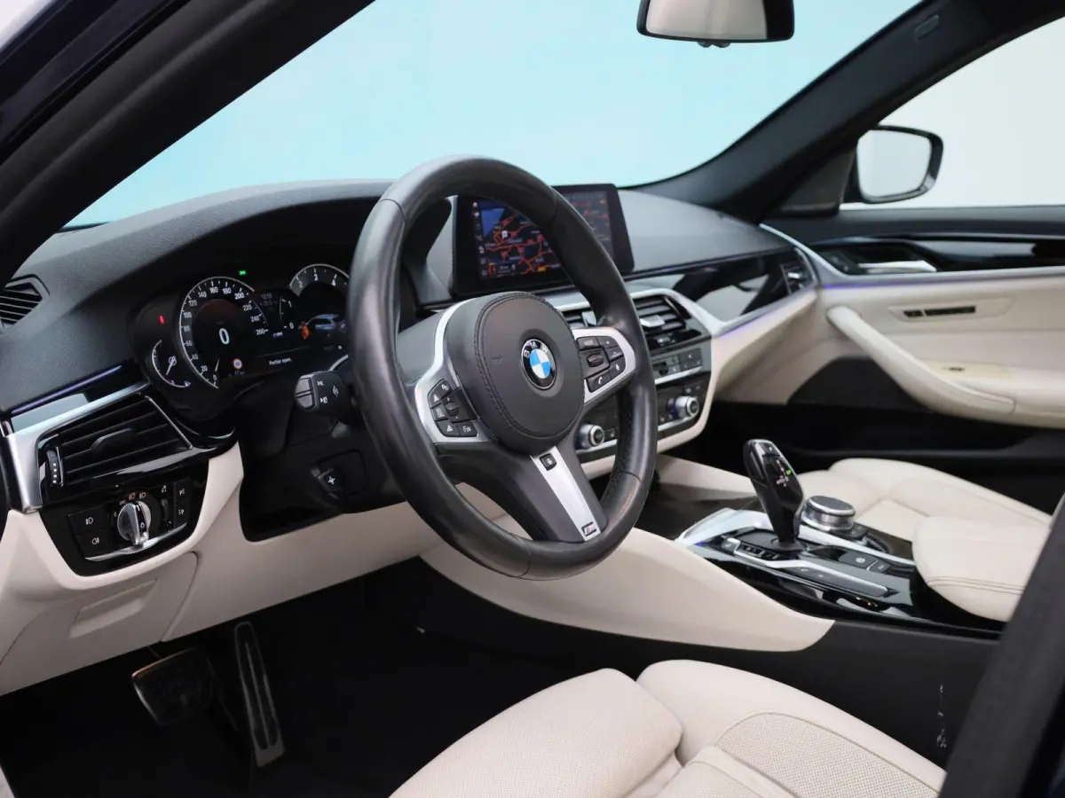 540i xDrive High Executive | Automaat | Panoramadak | Harman Kardon | Lederen Bekleding | Stoelverwarming + Stoelventilatie | head-up display | 360. Camera | Sfeerverlichting |