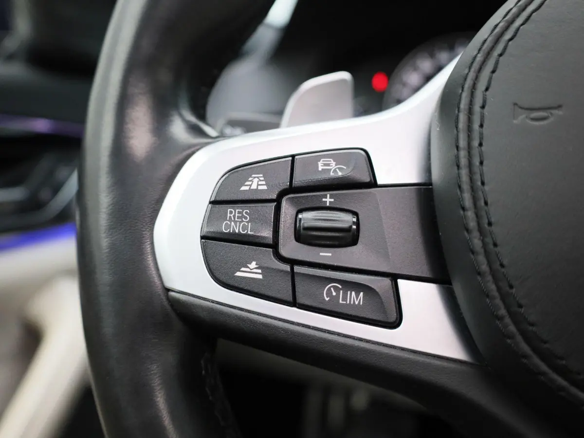 540i xDrive High Executive | Automaat | Panoramadak | Harman Kardon | Lederen Bekleding | Stoelverwarming + Stoelventilatie | head-up display | 360. Camera | Sfeerverlichting |