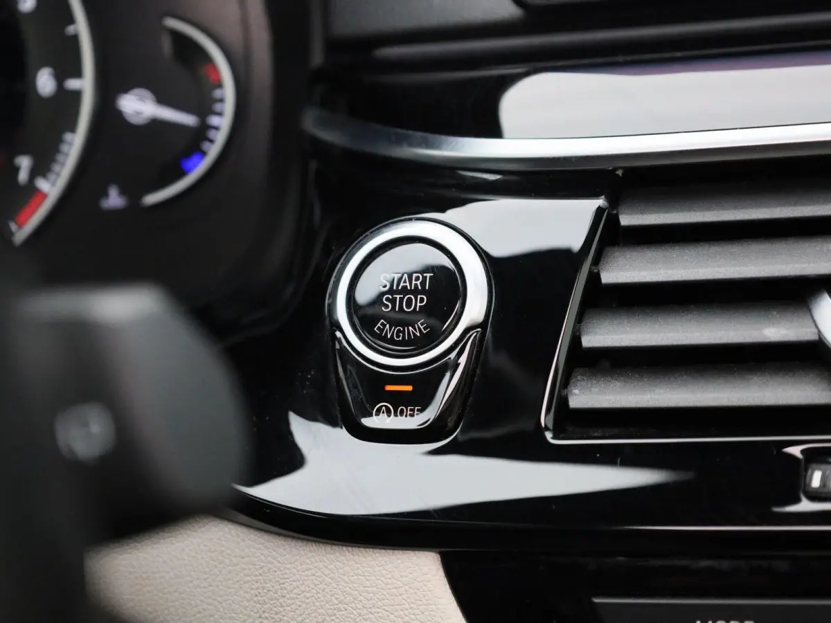540i xDrive High Executive | Automaat | Panoramadak | Harman Kardon | Lederen Bekleding | Stoelverwarming + Stoelventilatie | head-up display | 360. Camera | Sfeerverlichting |
