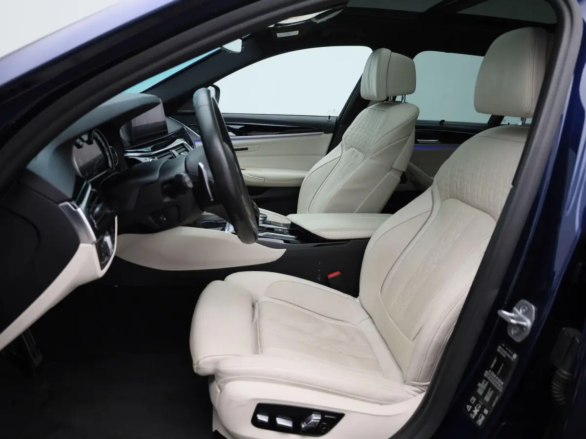 540i xDrive High Executive | Automaat | Panoramadak | Harman Kardon | Lederen Bekleding | Stoelverwarming + Stoelventilatie | head-up display | 360. Camera | Sfeerverlichting |