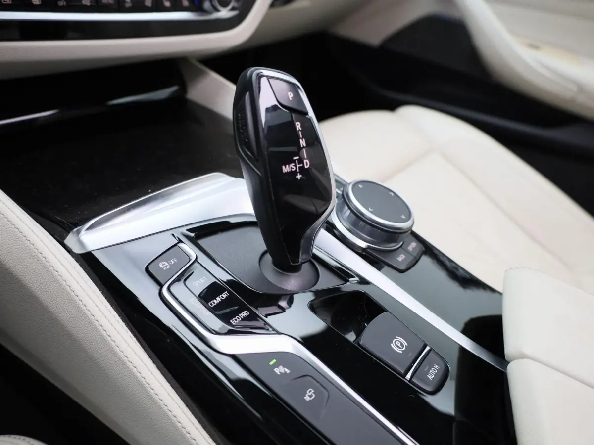 540i xDrive High Executive | Automaat | Panoramadak | Harman Kardon | Lederen Bekleding | Stoelverwarming + Stoelventilatie | head-up display | 360. Camera | Sfeerverlichting |