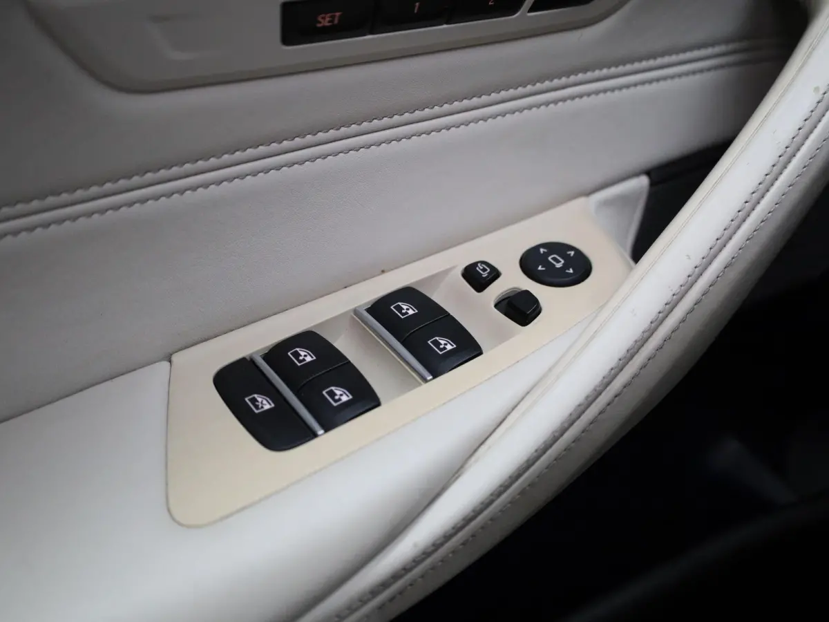 540i xDrive High Executive | Automaat | Panoramadak | Harman Kardon | Lederen Bekleding | Stoelverwarming + Stoelventilatie | head-up display | 360. Camera | Sfeerverlichting |