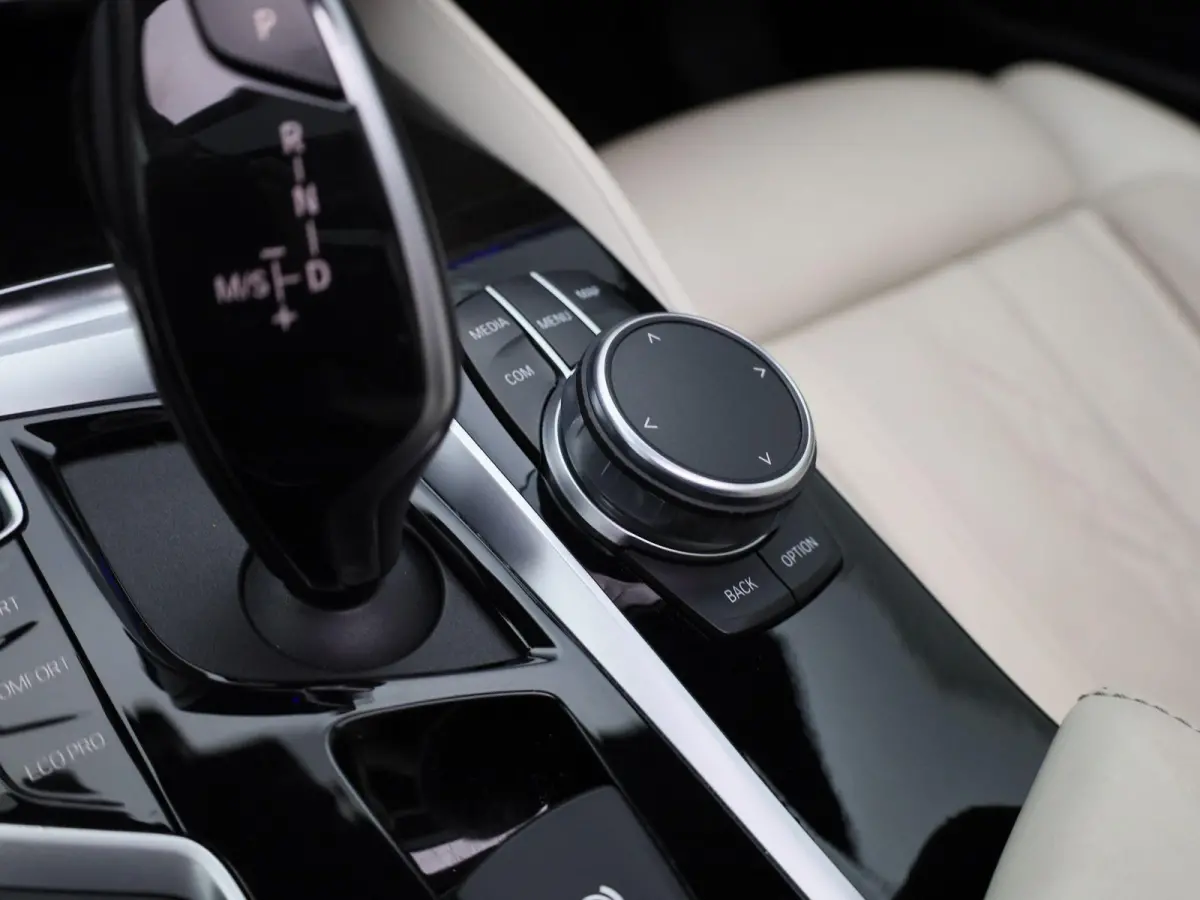540i xDrive High Executive | Automaat | Panoramadak | Harman Kardon | Lederen Bekleding | Stoelverwarming + Stoelventilatie | head-up display | 360. Camera | Sfeerverlichting |