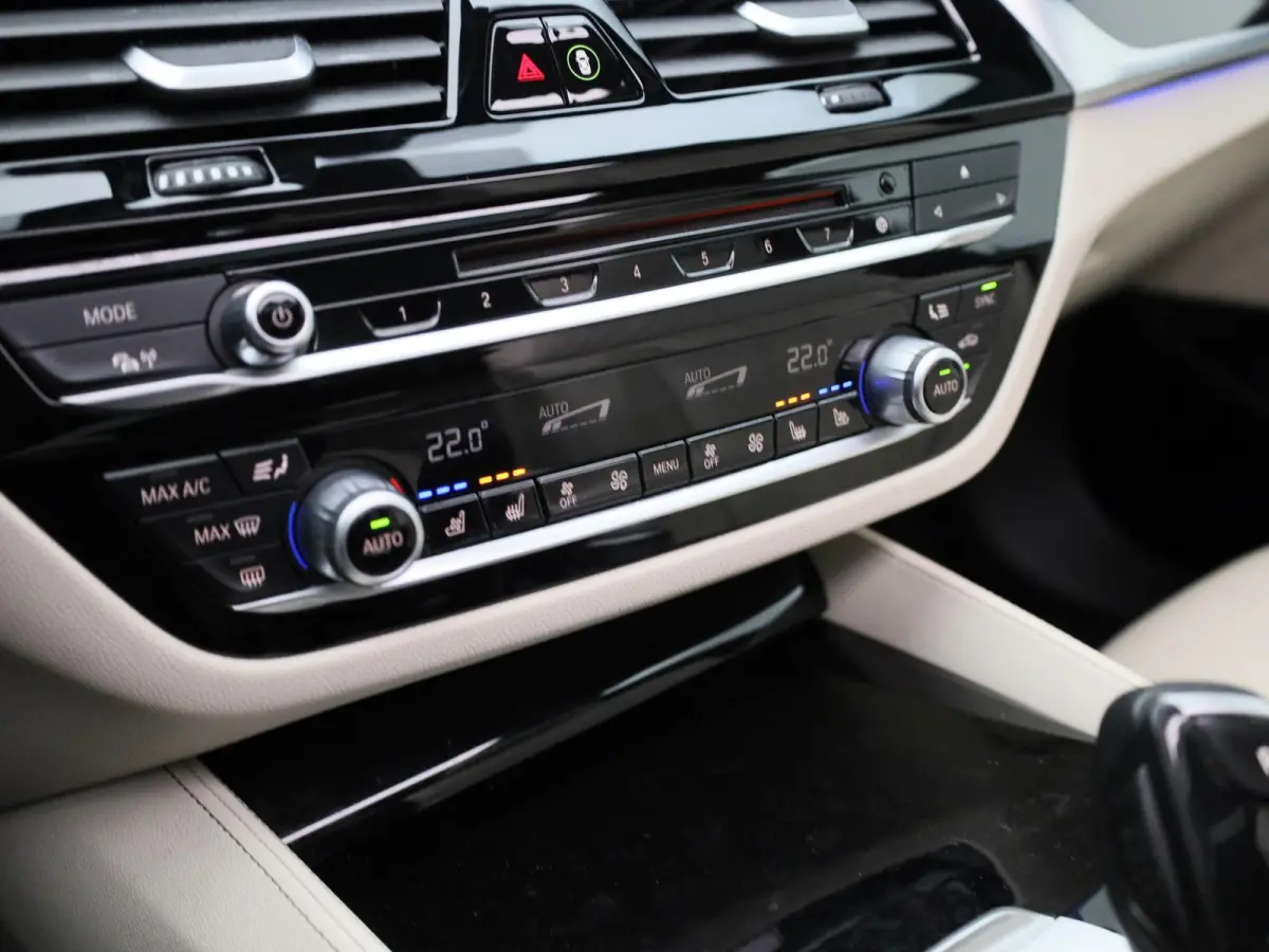 540i xDrive High Executive | Automaat | Panoramadak | Harman Kardon | Lederen Bekleding | Stoelverwarming + Stoelventilatie | head-up display | 360. Camera | Sfeerverlichting |