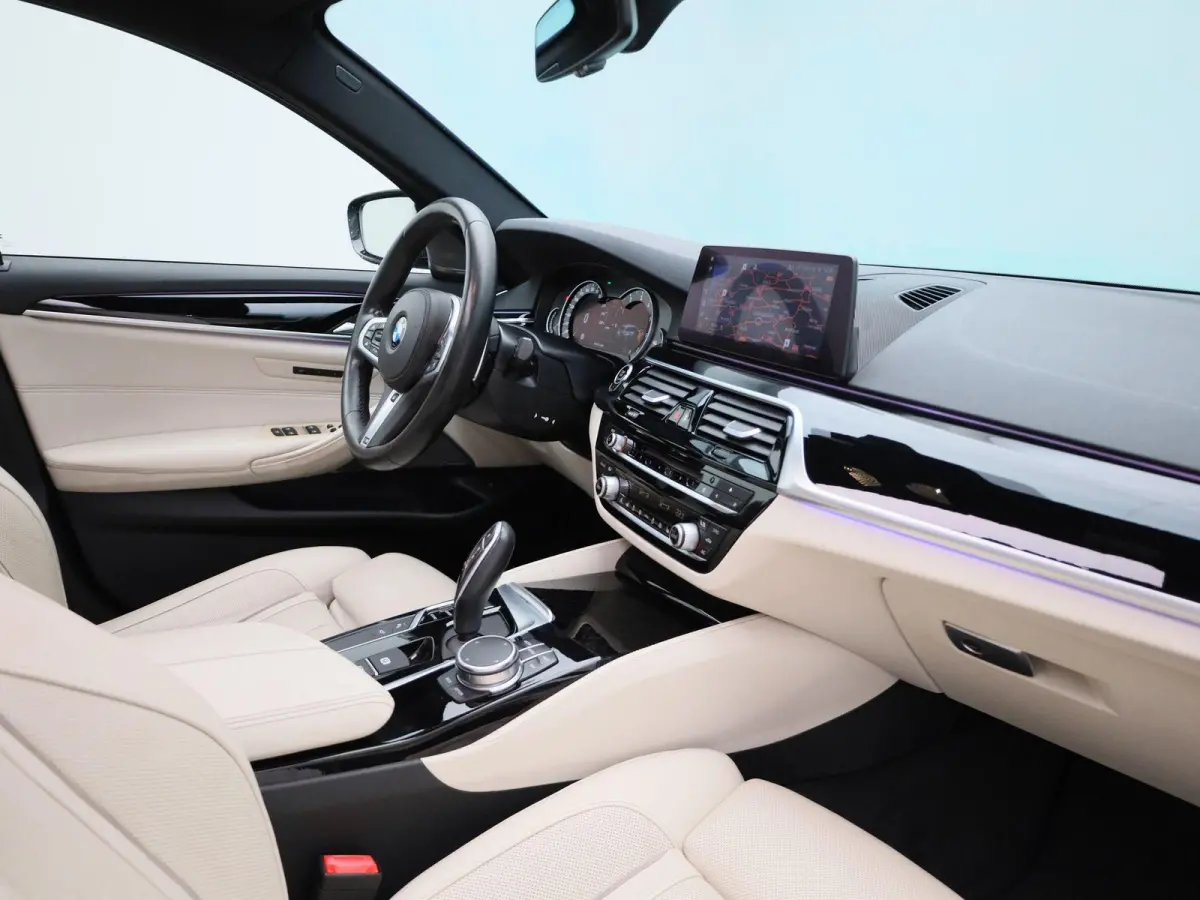 540i xDrive High Executive | Automaat | Panoramadak | Harman Kardon | Lederen Bekleding | Stoelverwarming + Stoelventilatie | head-up display | 360. Camera | Sfeerverlichting |
