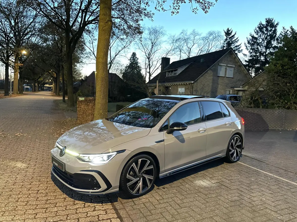 8 1.5 eTSI 2x R-Line/ Pano/ IQ LED/ Standkachel/ 18''LMV