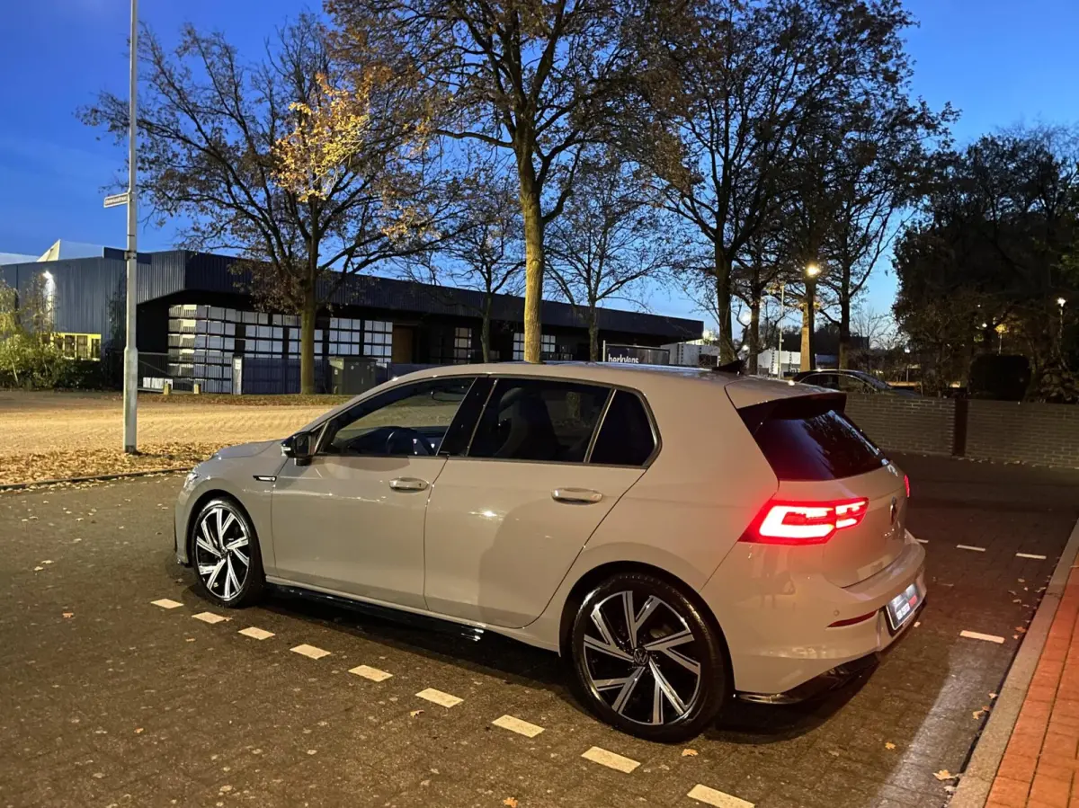 8 1.5 eTSI 2x R-Line/ Pano/ IQ LED/ Standkachel/ 18''LMV