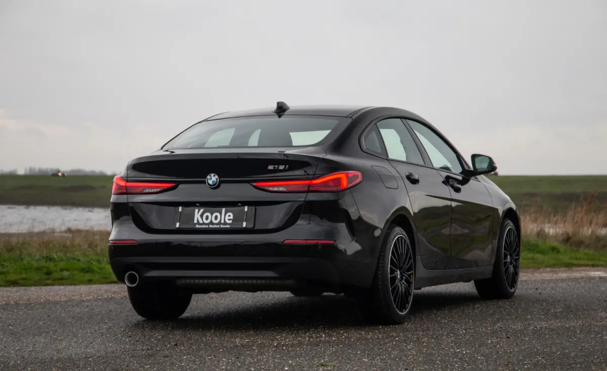 218i Introduction Edition NAVI / CARPLAY / LED / AUTOMAAT / N.A.P