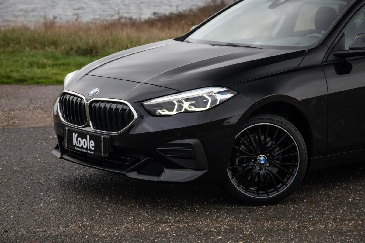 218i Introduction Edition NAVI / CARPLAY / LED / AUTOMAAT / N.A.P