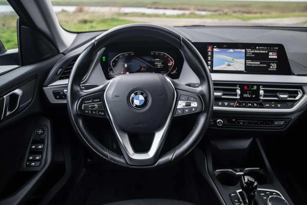218i Introduction Edition NAVI / CARPLAY / LED / AUTOMAAT / N.A.P