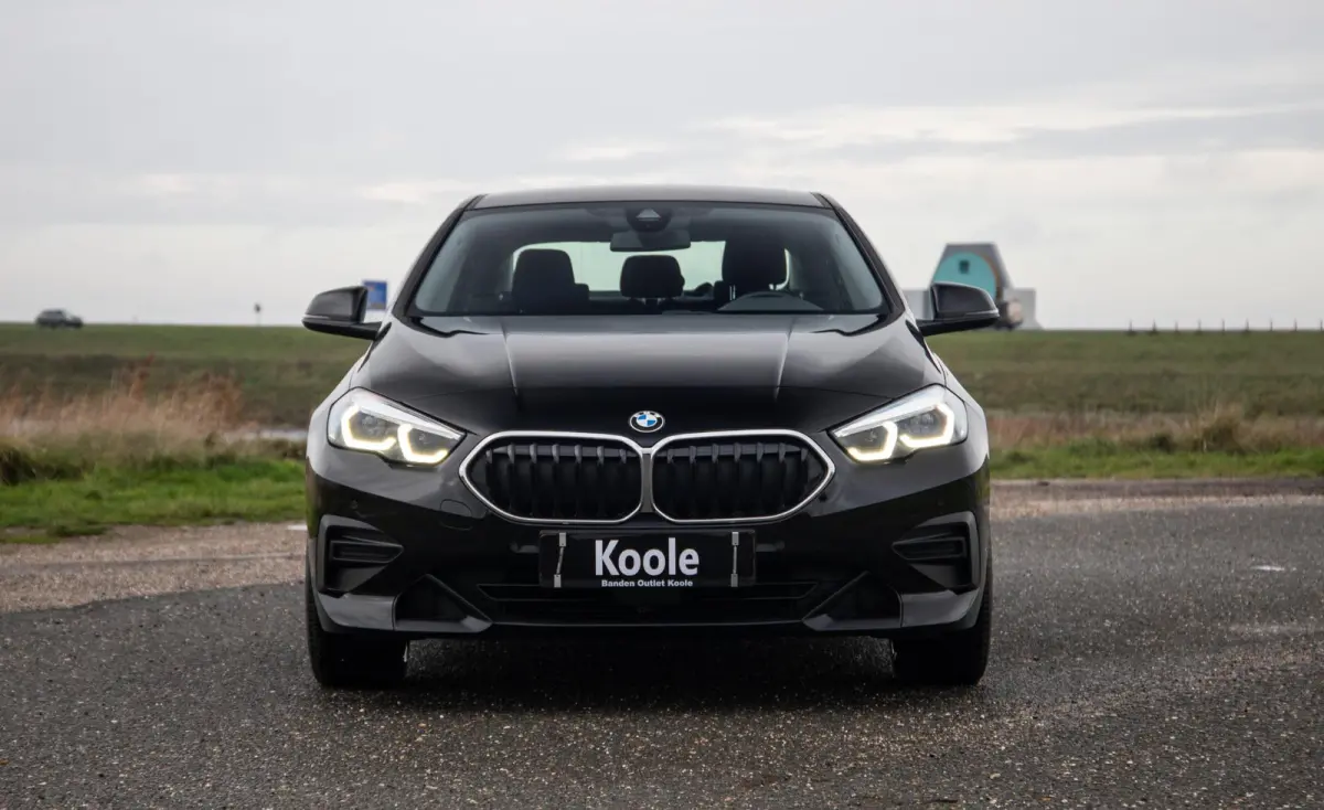 218i Introduction Edition NAVI / CARPLAY / LED / AUTOMAAT / N.A.P