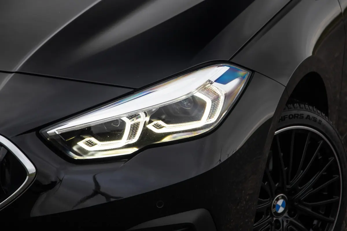 218i Introduction Edition NAVI / CARPLAY / LED / AUTOMAAT / N.A.P