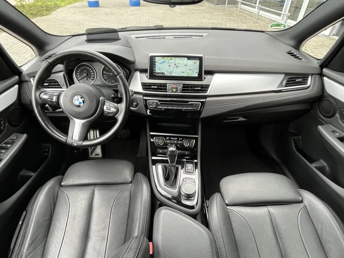 220i High Executive | M-Sport | HUD | Automaat | Trekhaak afneembaar 1.500 kg | NAP | 1e eigenaar
