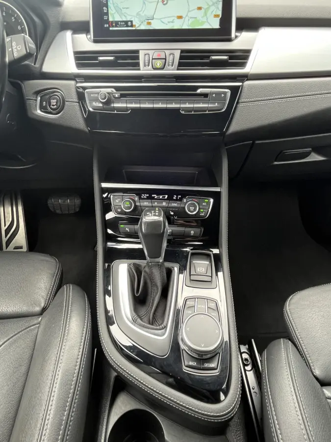220i High Executive | M-Sport | HUD | Automaat | Trekhaak afneembaar 1.500 kg | NAP | 1e eigenaar