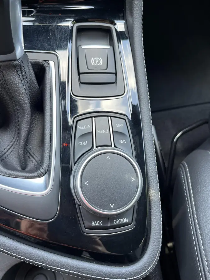 220i High Executive | M-Sport | HUD | Automaat | Trekhaak afneembaar 1.500 kg | NAP | 1e eigenaar